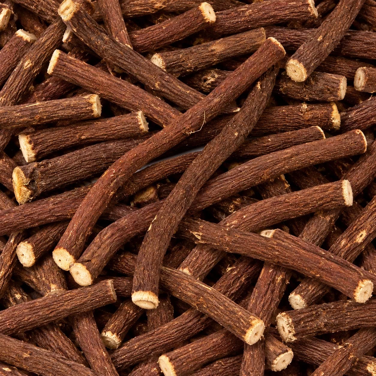 Racines de bois de réglisse entières, en tas