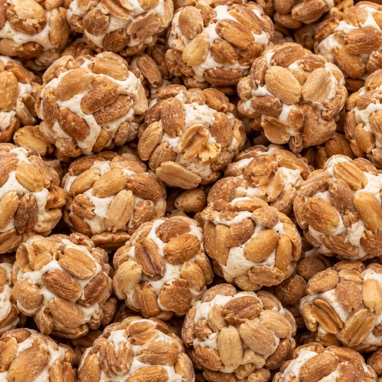 Boules de cacahuètes liées de nougatine blanche