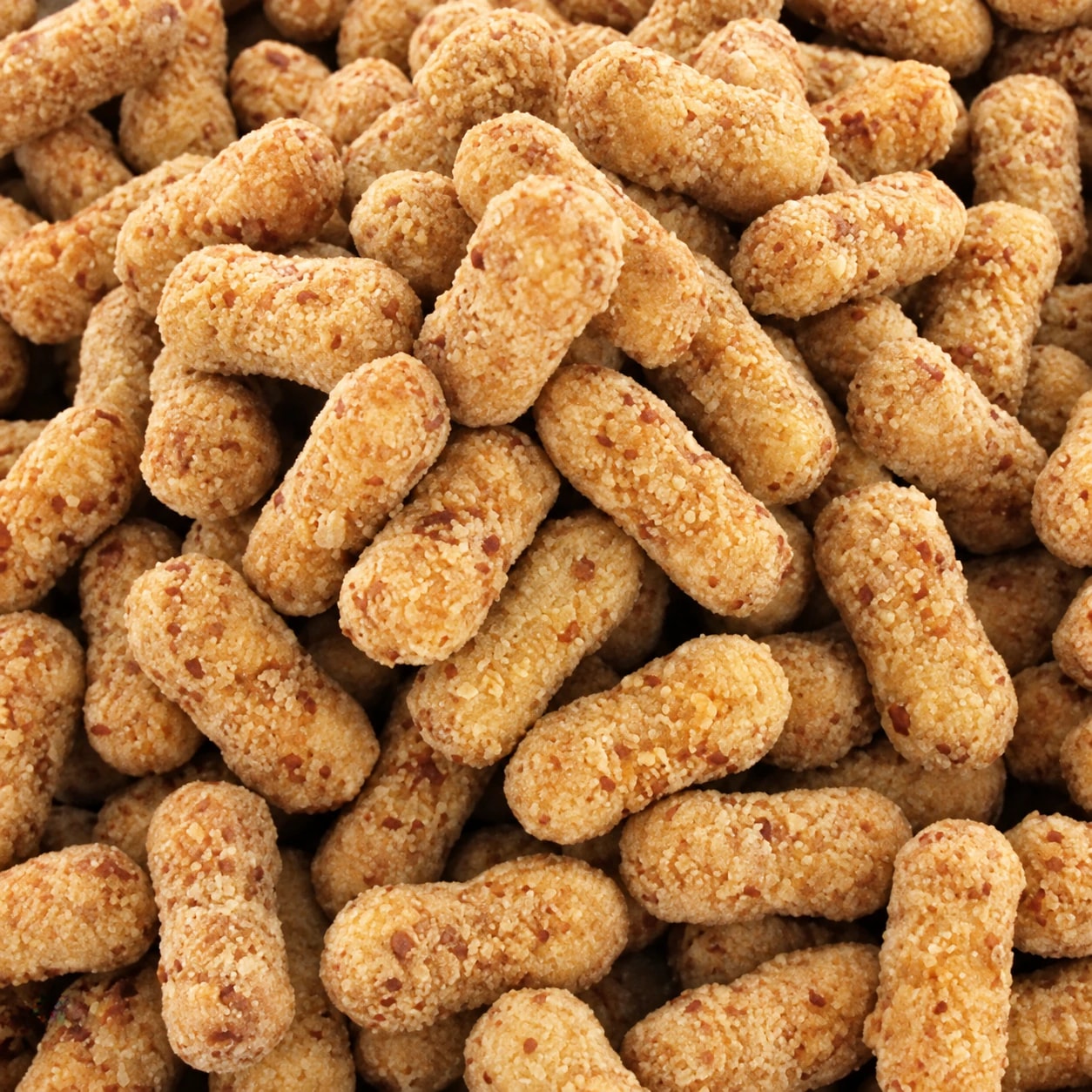 Cacahuètes nougatine dorées, gros plan