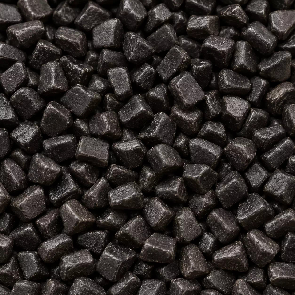 Petites pastilles de cachou noires, à profusion