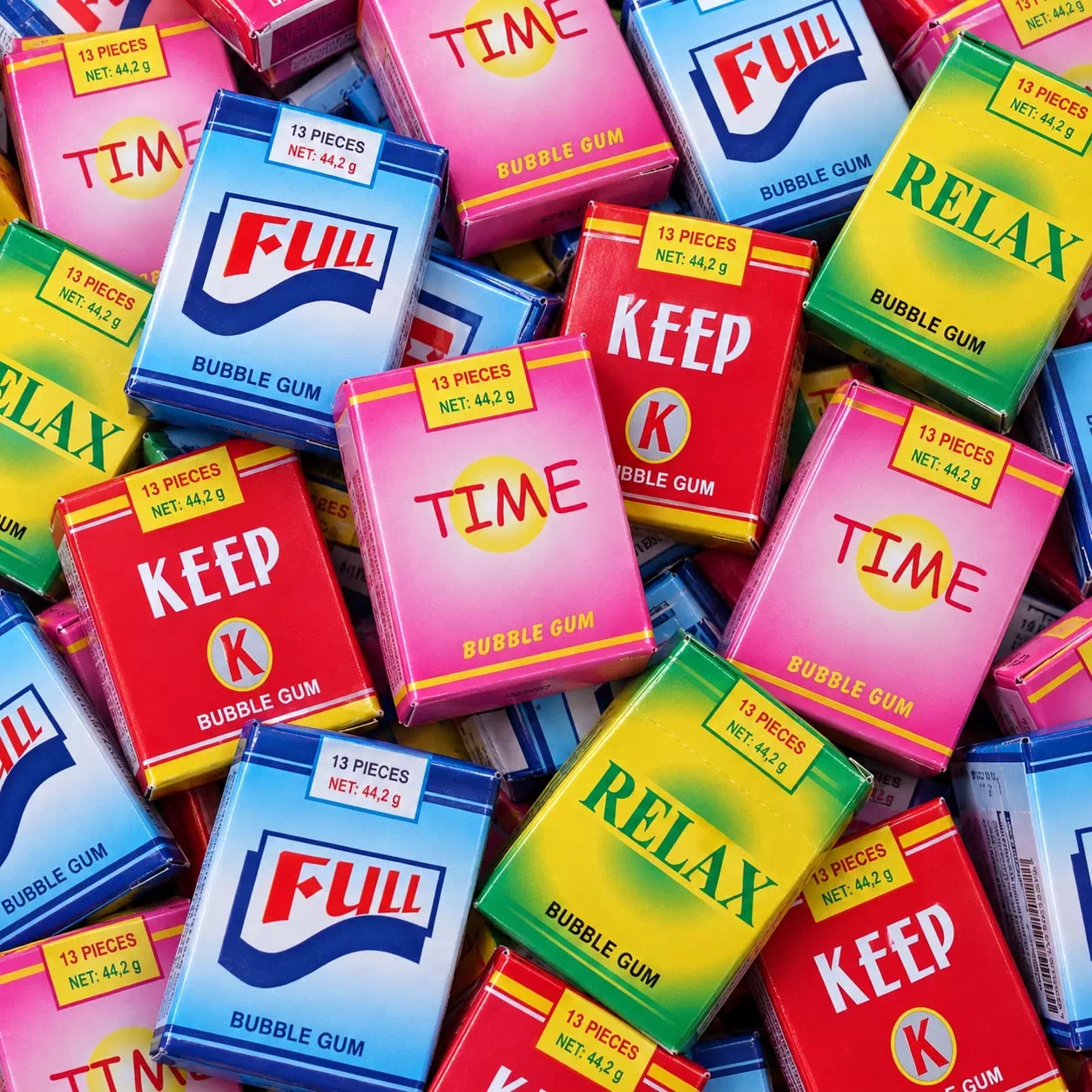 Étuis colorés de fines baguettes de chewing-gum