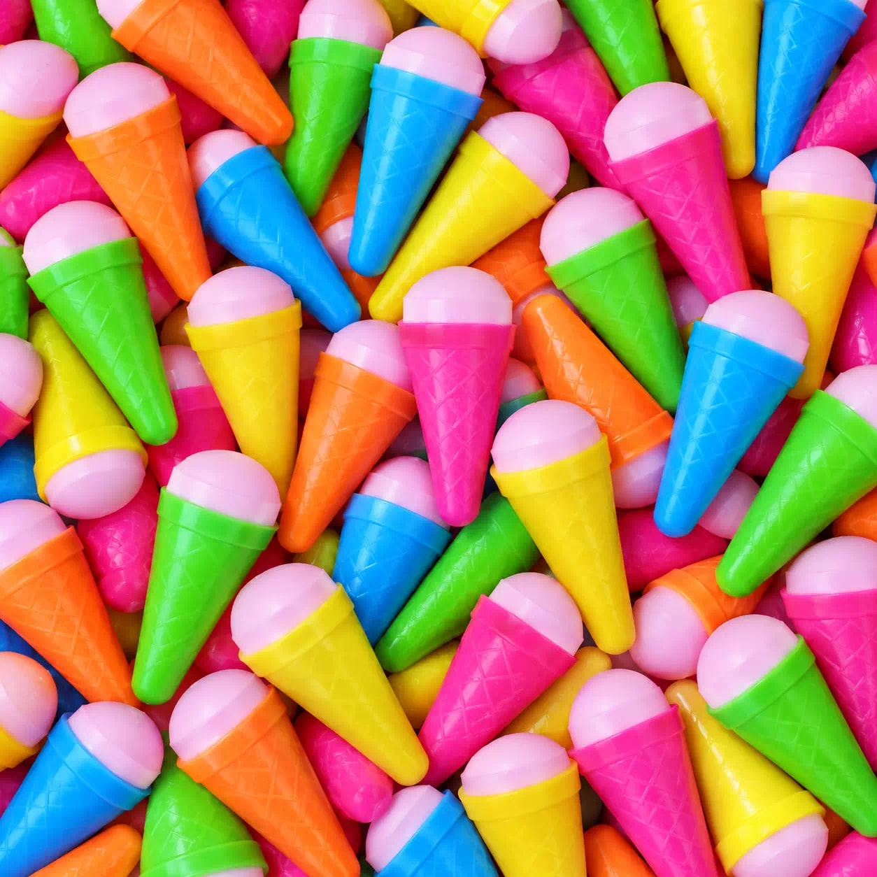 Cornets de poudre coiffés de leur pastille, multicolores