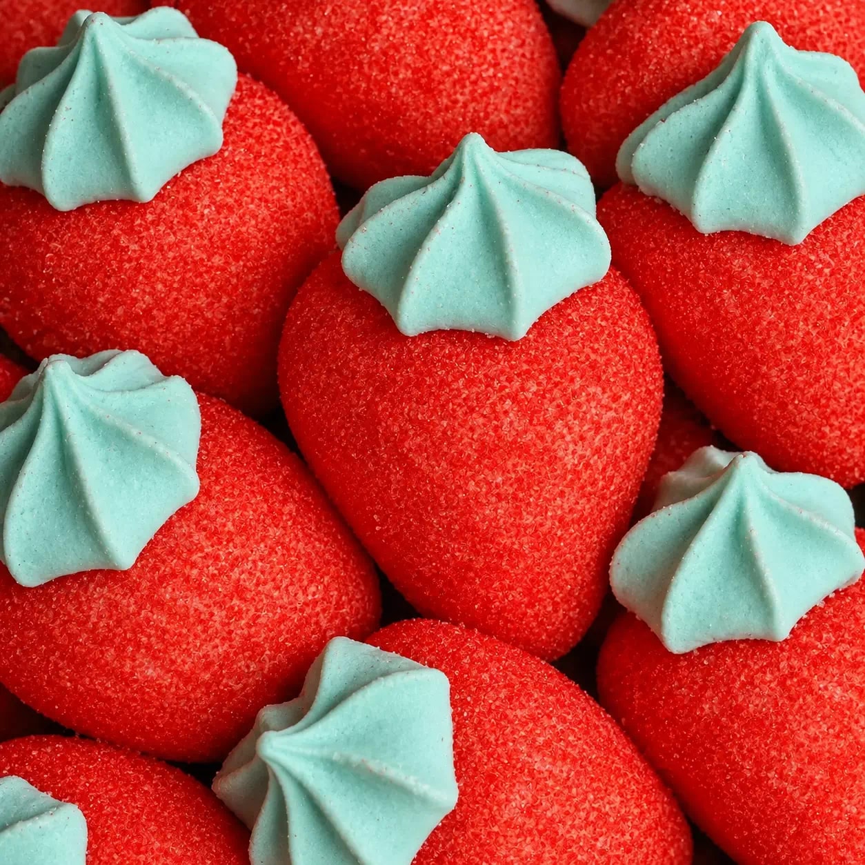 Fraises meringuées format XXL, sucre apparent, en gros plan