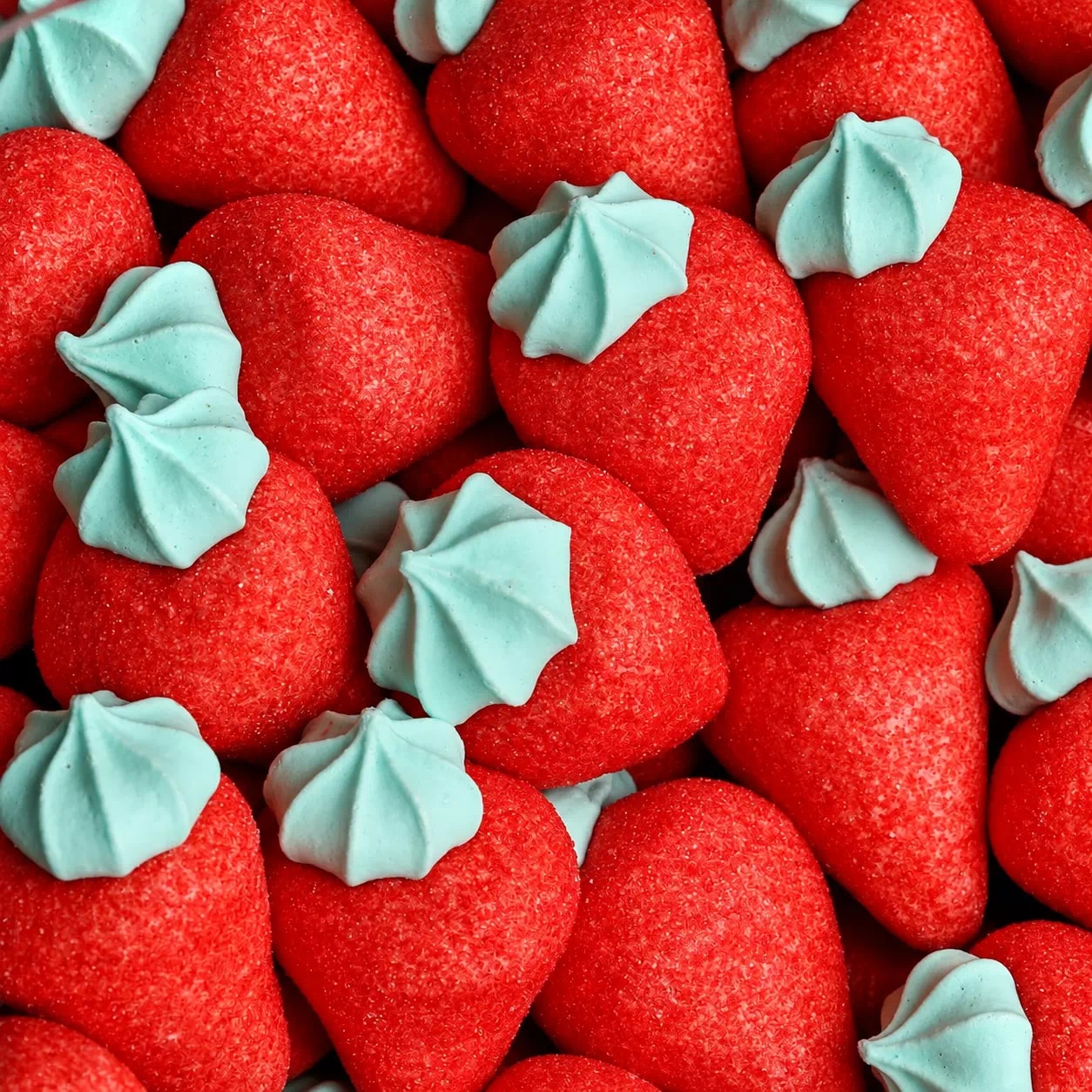 Grosses fraises aérées coiffées d’une meringue turquoise