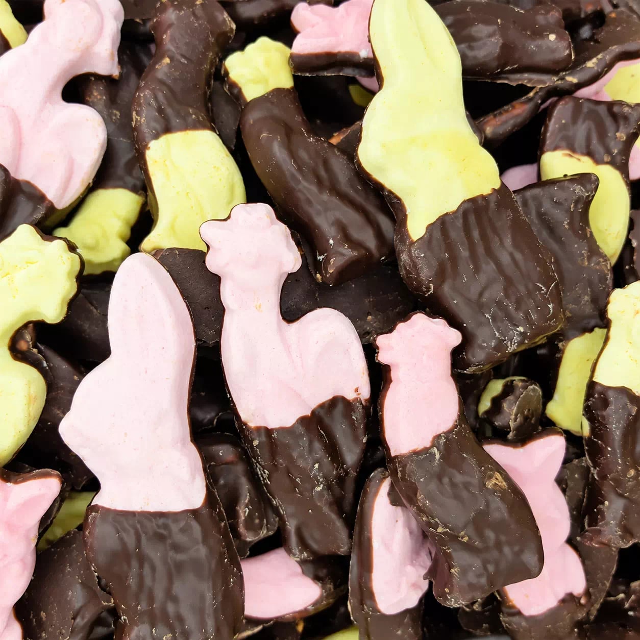 Guimauves à demi trempées dans le chocolat noir, en abondance