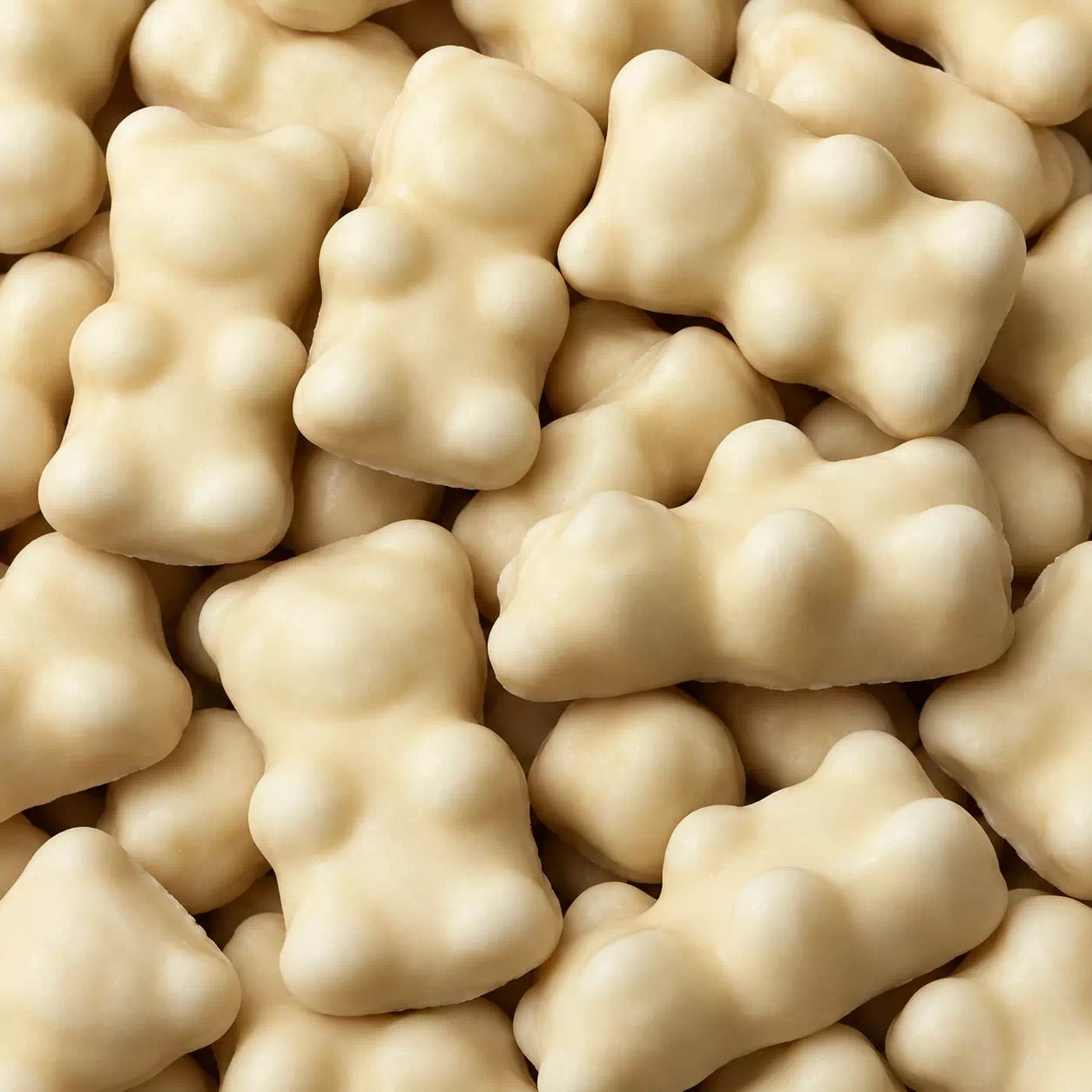 Oursons de guimauve enrobés de chocolat blanc, en gros plan