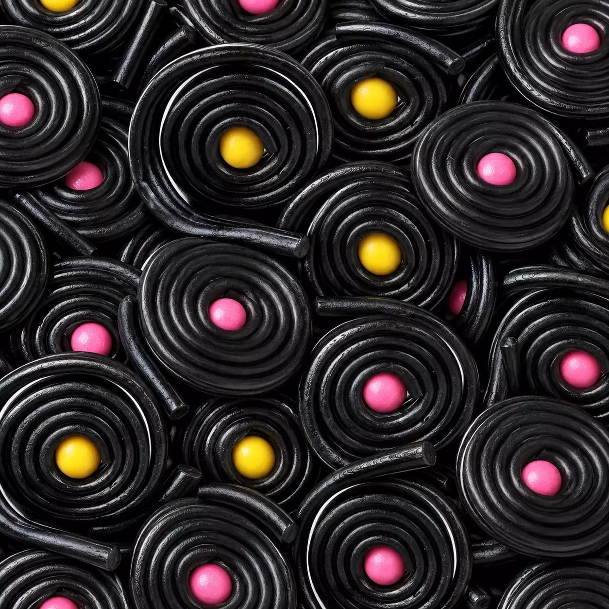 Rouleaux de réglisse à cœur de chewing-gum rose ou jaune