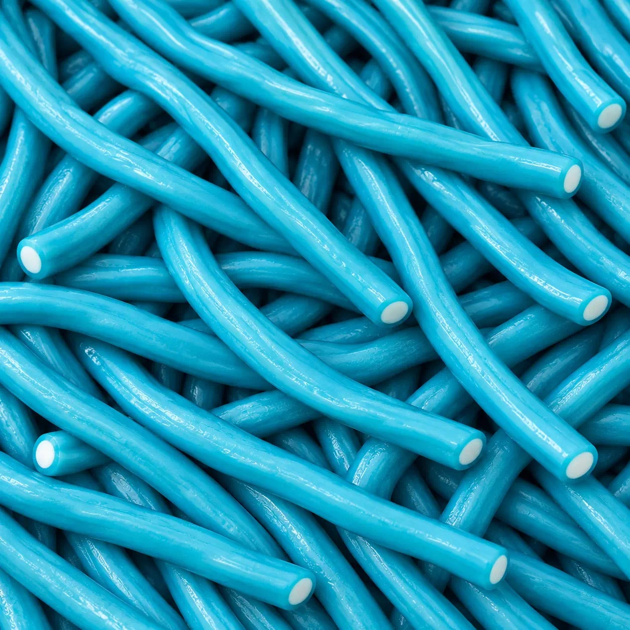 Longs bâtonnets turquoise ondulés, à cœur fourré blanc