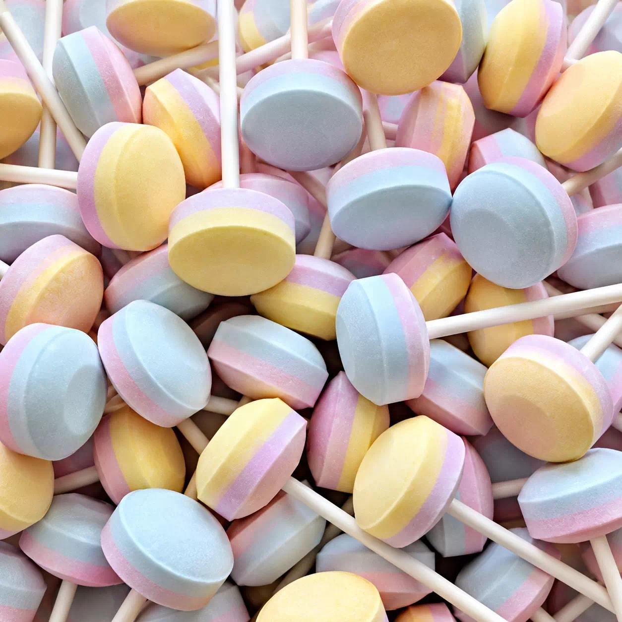 Petites sucettes plates pastel du kiosque, en abondance