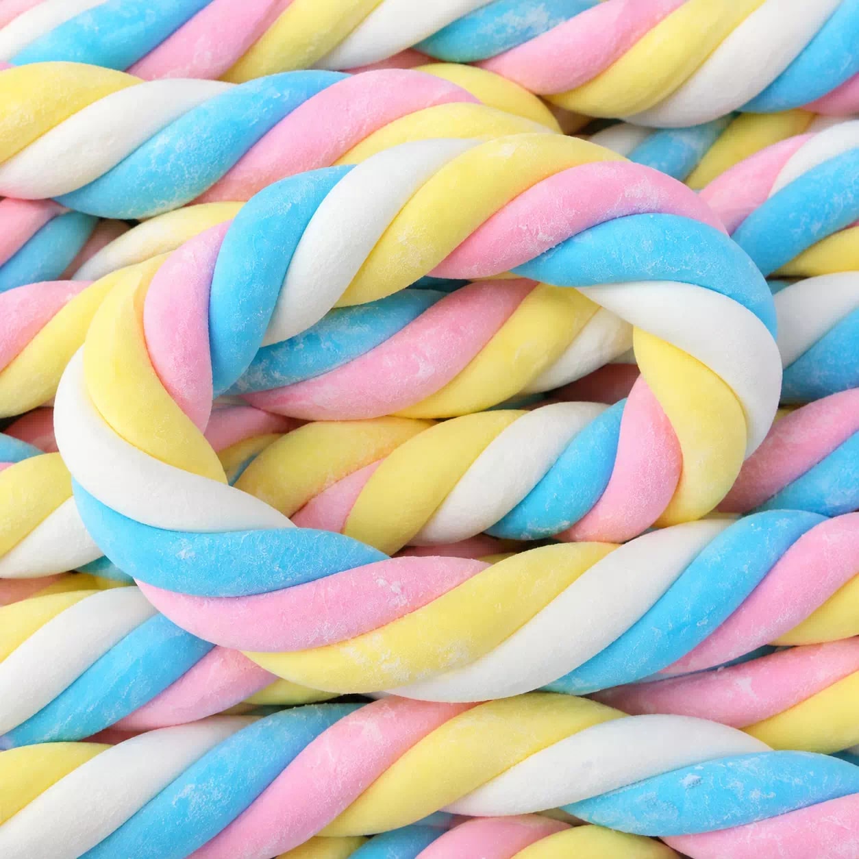 Tresses de guimauve pastel torsadées, en gros plan